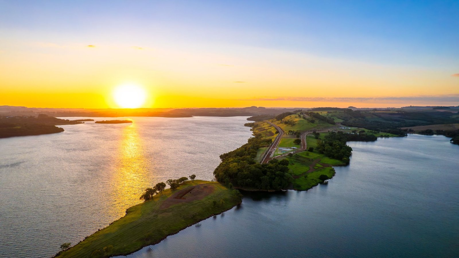Vista aérea do terreno ao pôr do sol