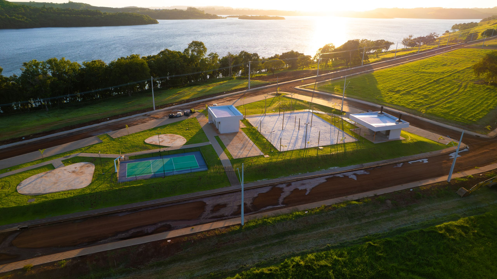Área de lazer com piscinas e palmeiras